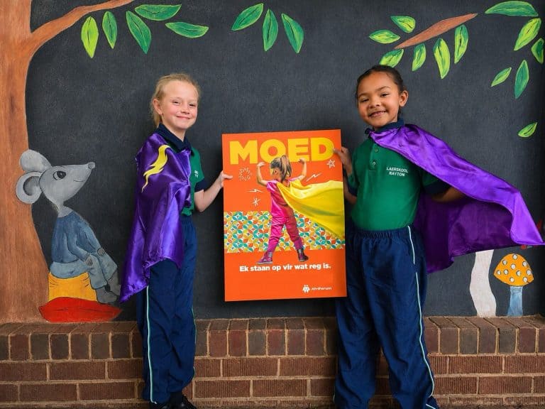 AfriForum en leerders van Laerskool Rayton trek superheldmantels aan in die stryd teen boeliegedrag
