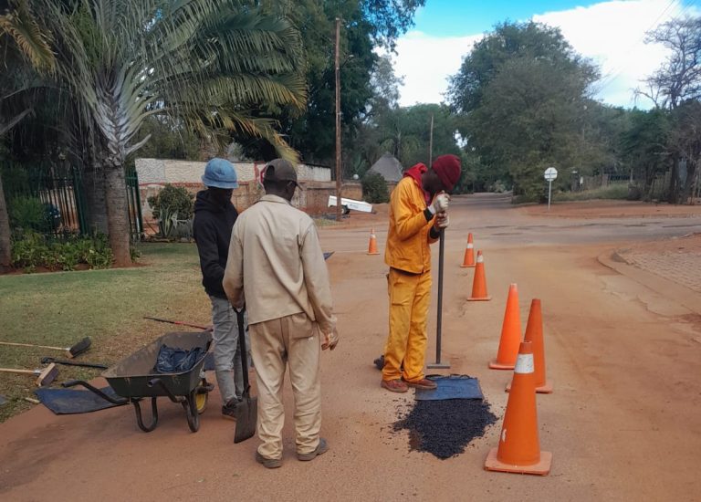 Naboomspruit-tak gebruik 1.9 ton teer om paaie te herstel voor AVS Bokkieweek