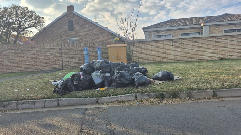 It’s a mess in Mangaung: Bloemfontein residents pay while refuse bags pile up