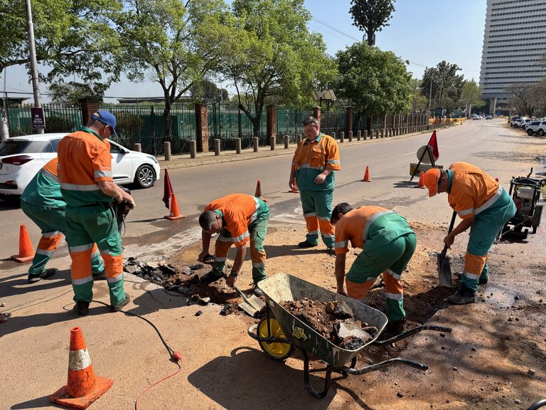 AfriForum-spanne gebruik 3 ton teer om reuseslaggat voor Laerskool Pretoria-Oos te herstel