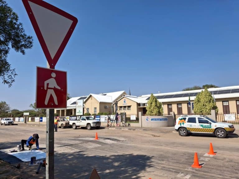 Kakamas-skole nou veiliger ná AfriForum-tak padmerke verf, padtekens aanbring