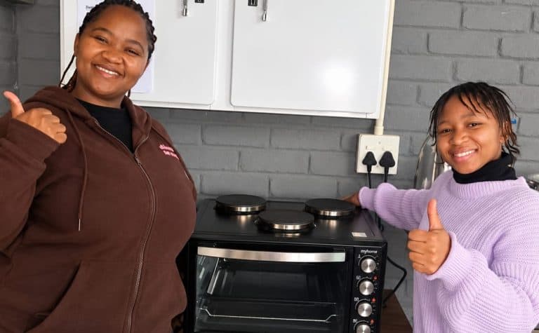 Kuruman-Kathu-tak skenk stofie aan Klein Plaas Educare