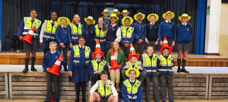 Malmesbury-tak skenk skolierpatrollietoerusting aan Laerskool Swartland