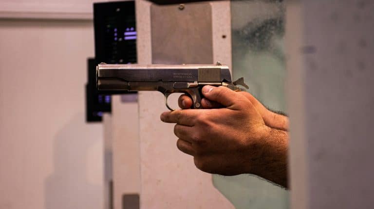 AfriForum-protospanlid red homself en ander gedurende gewapende roof