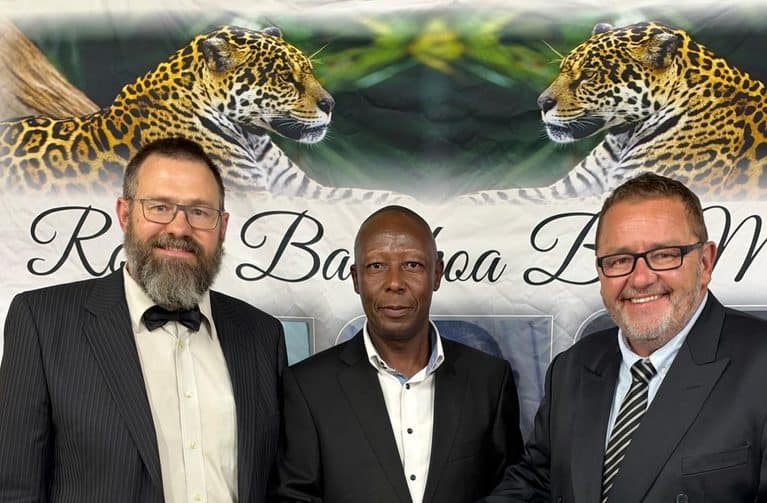 AfriForum e lebogisetsa Morena e Moholo Montoeli Mota letsatsi la gagwe la matsalo la bo 50 mme e netefatsa tirisanommogo ya yone le Batlokoa Ba Mota